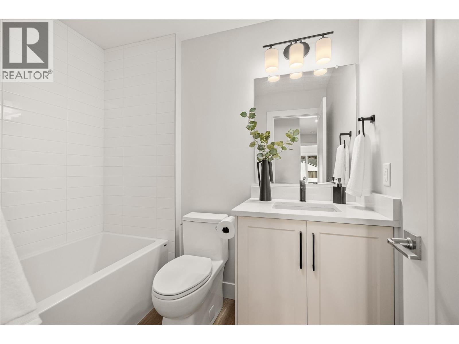 2 943 Fuller Avenue, Kelowna