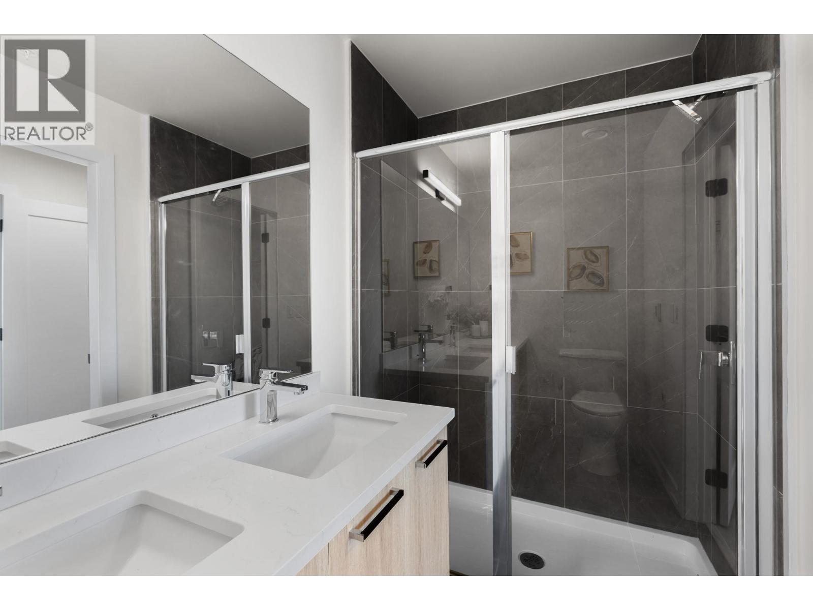 PH 608 2002 ST. GEORGE STREET, Port Moody