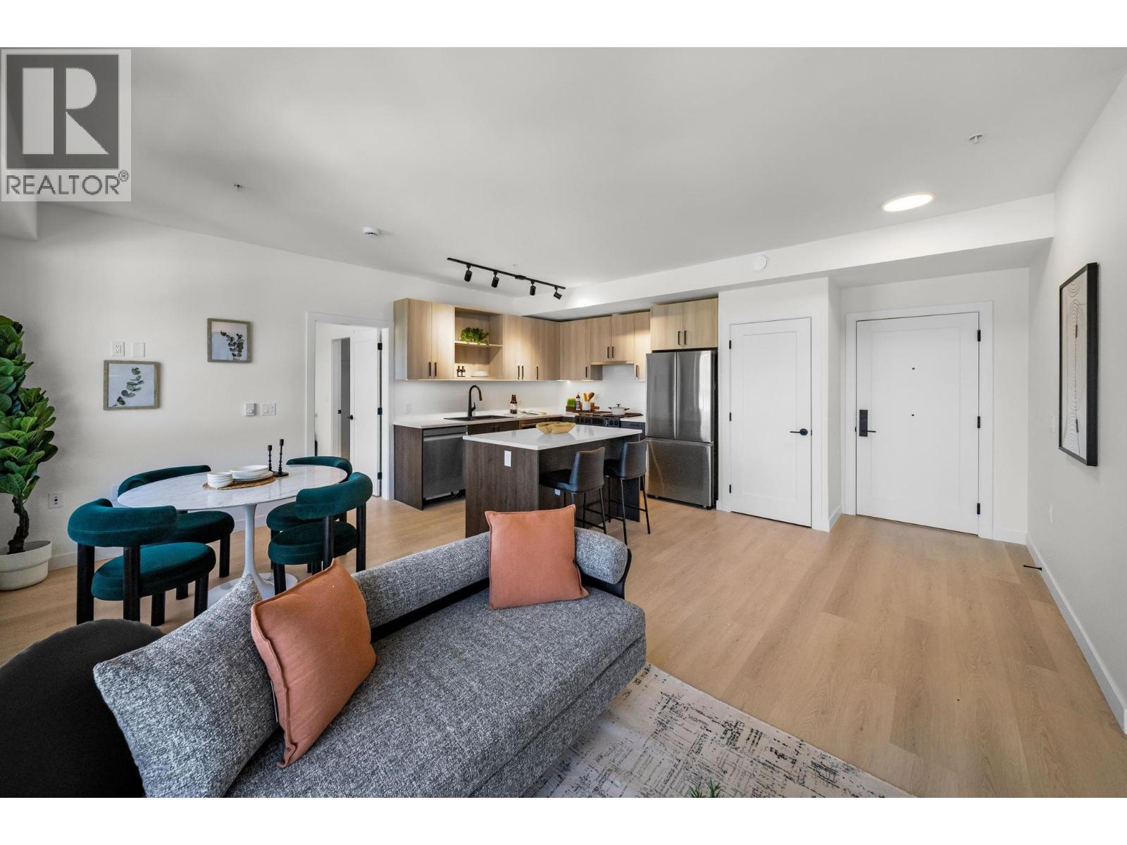 PH 608 2002 ST. GEORGE STREET, Port Moody