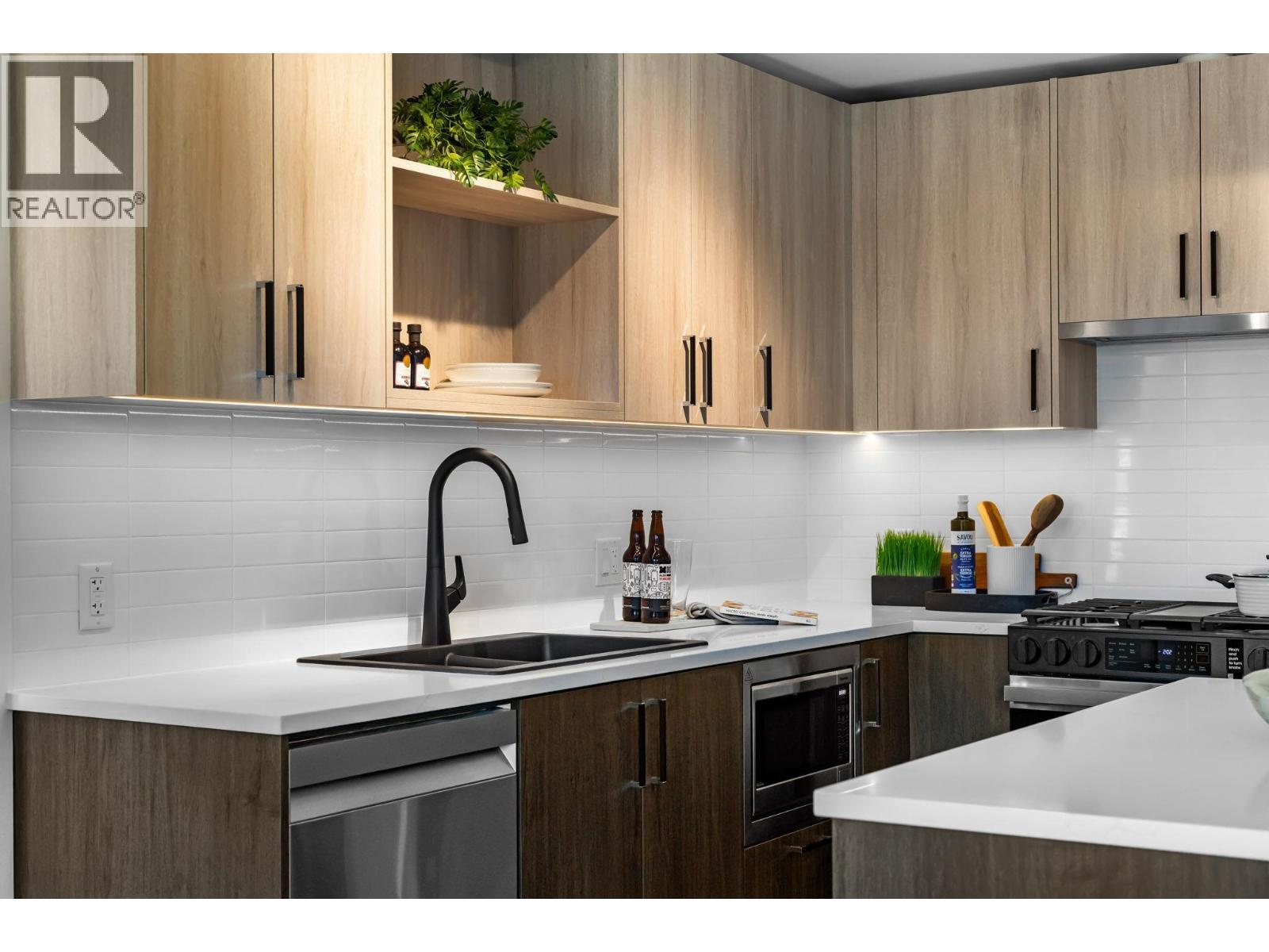 PH 608 2002 ST. GEORGE STREET, Port Moody