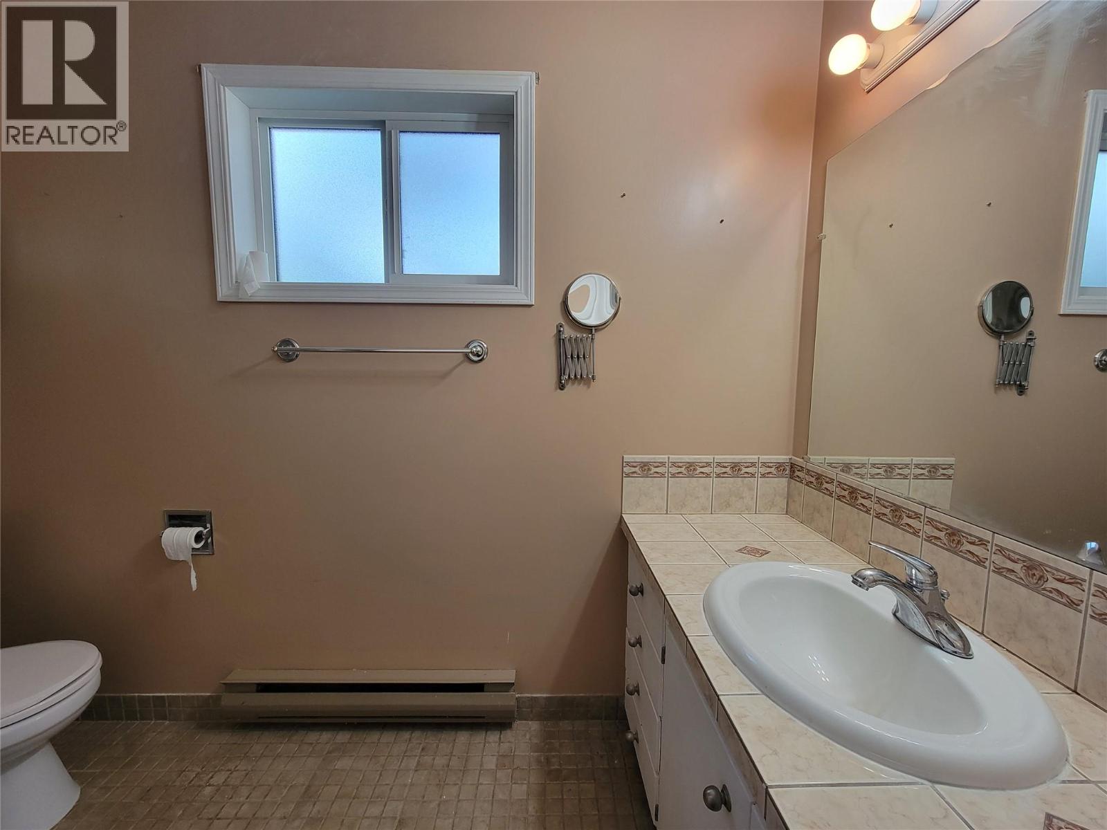 604 11th Avenue, Keremeos