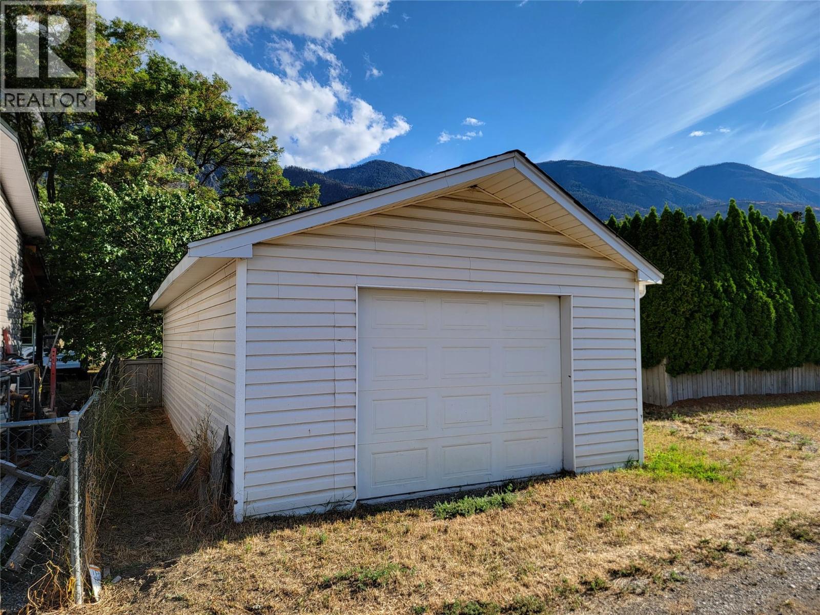 604 11th Avenue, Keremeos
