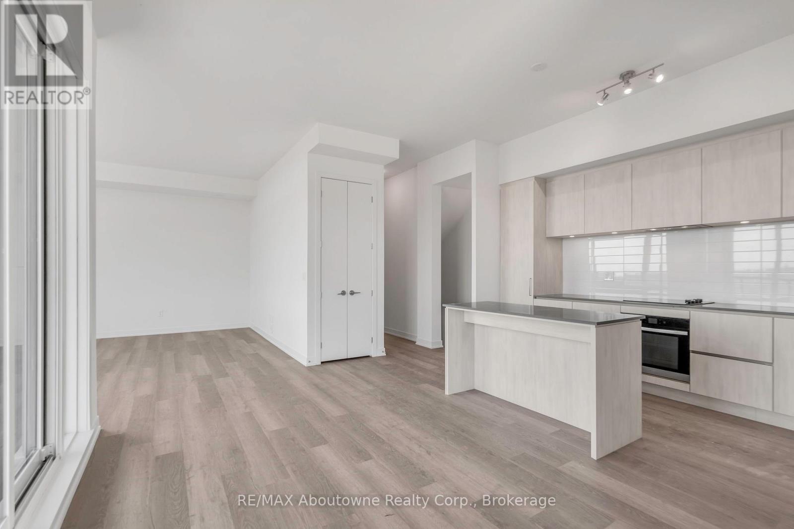 3 Steckley House Unit TH810 photo 5