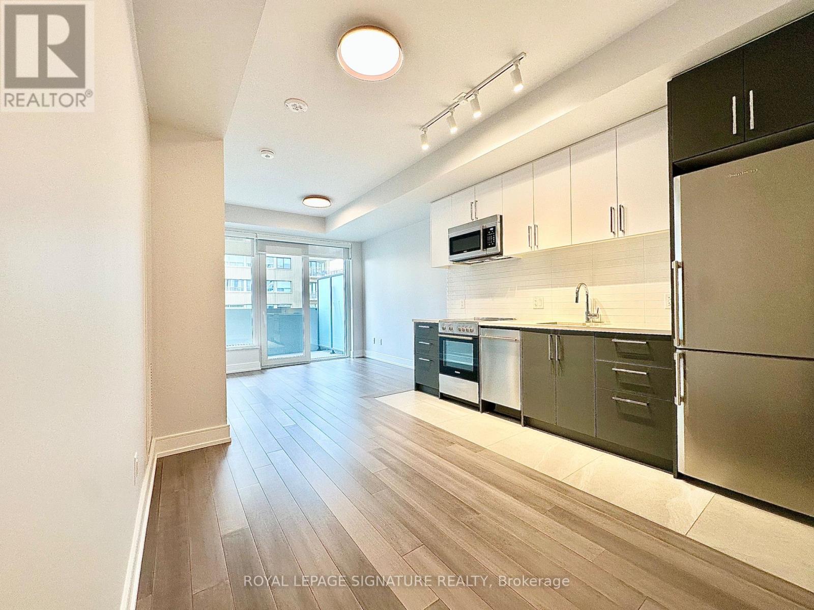 2525 Bathurst Street 905