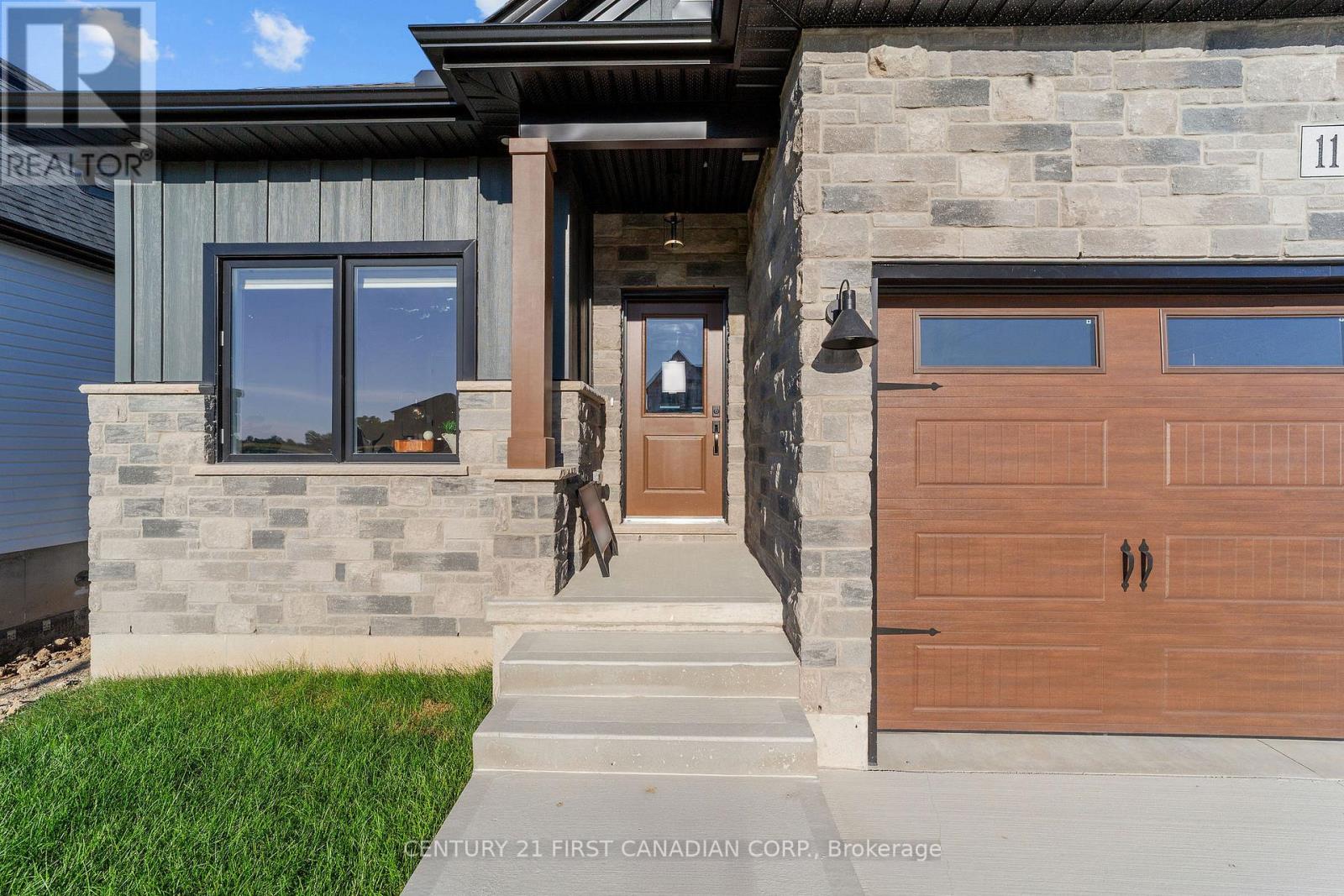 11 SHELDABREN STREET - Photo 4 of 26, North Middlesex (Ailsa Craig), Ontario