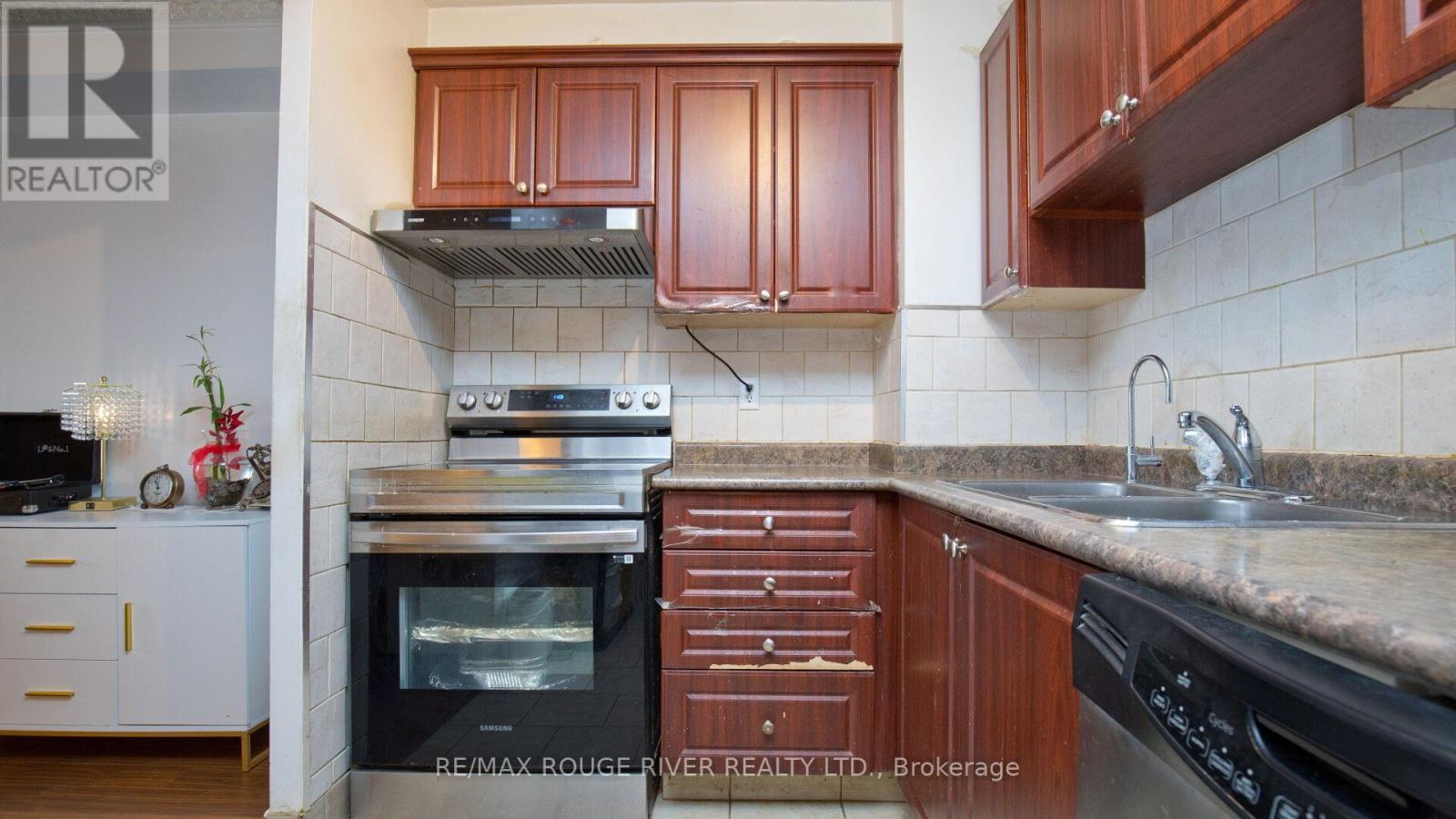 #1513 155 HILLCREST AVENUE - 21
