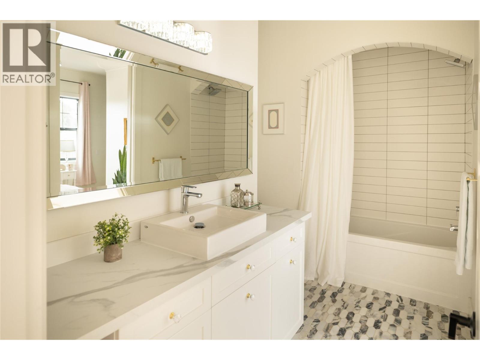 2053 Long Street, Kelowna