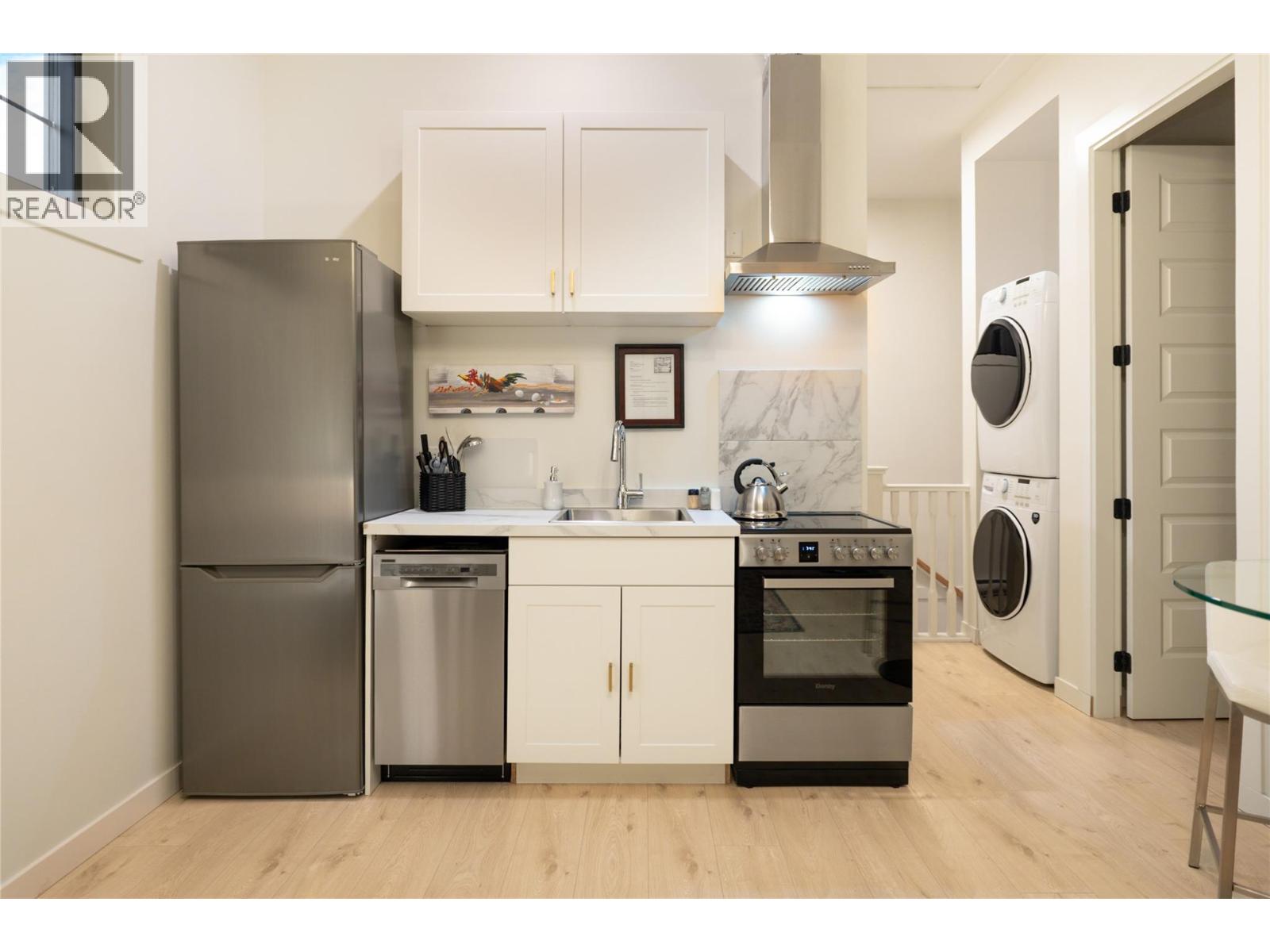 2053 Long Street, Kelowna