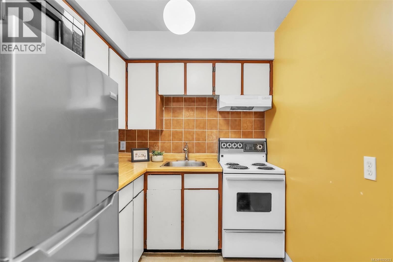 204 1597 Midgard Avenue, Saanich