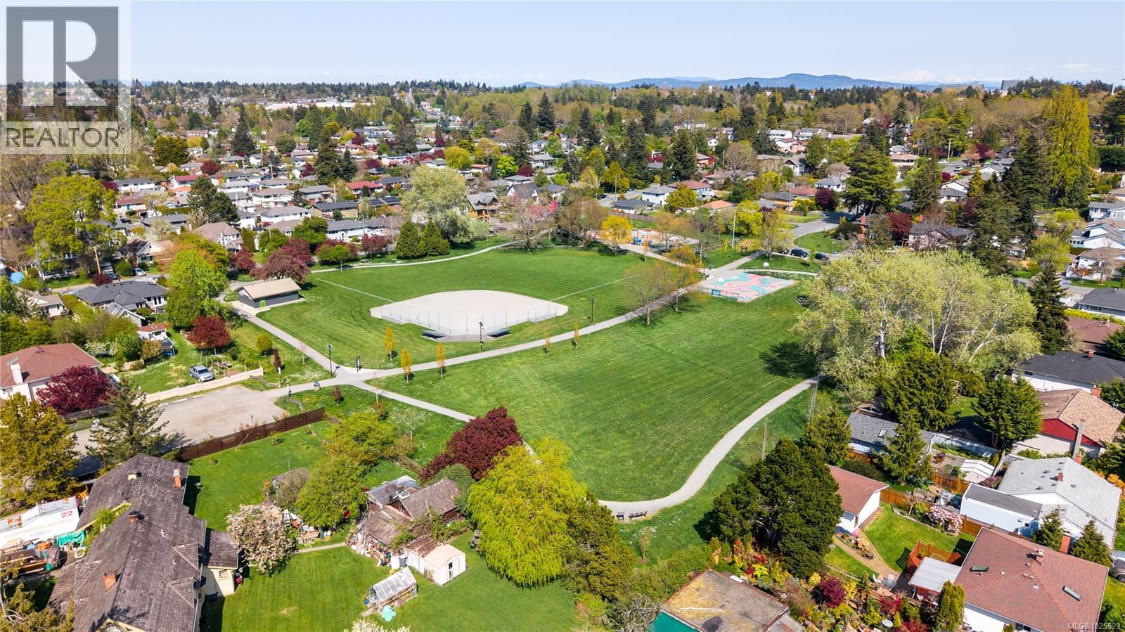 204 1597 Midgard Avenue, Saanich