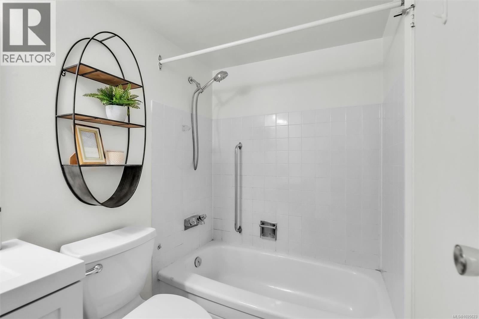 204 1597 Midgard Avenue, Saanich