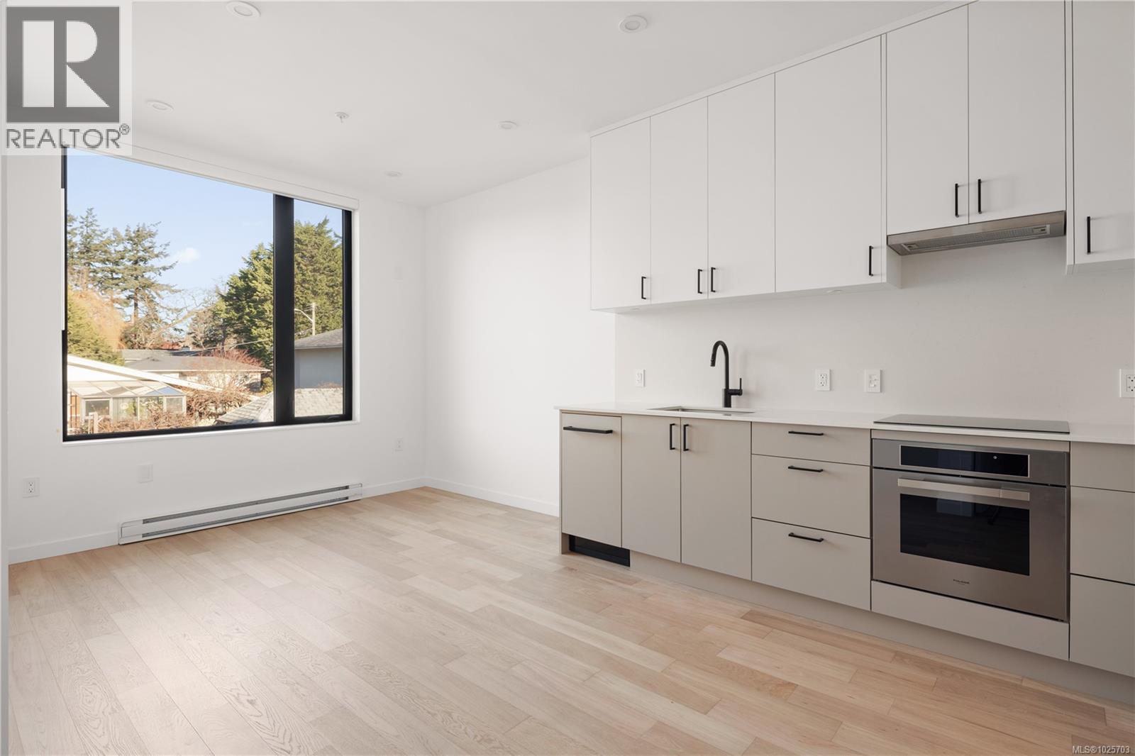 9 907 Redfern Street West, Victoria