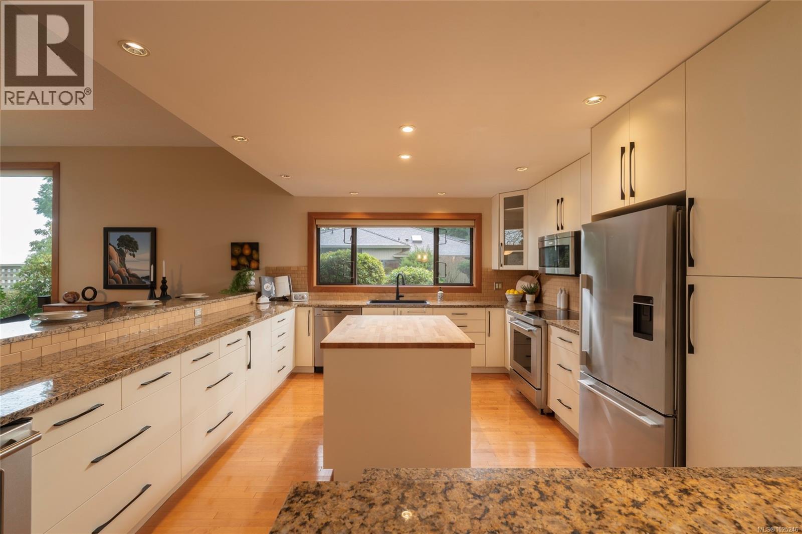  912 Walking Stick Lane, Saanich