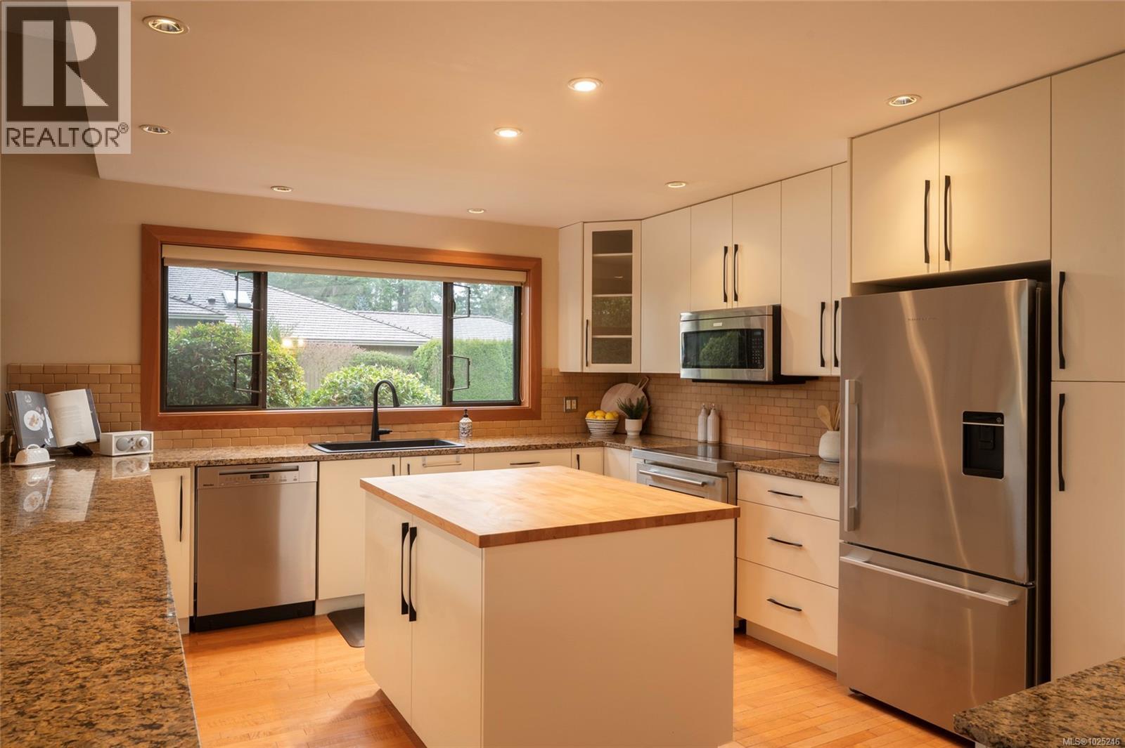  912 Walking Stick Lane, Saanich