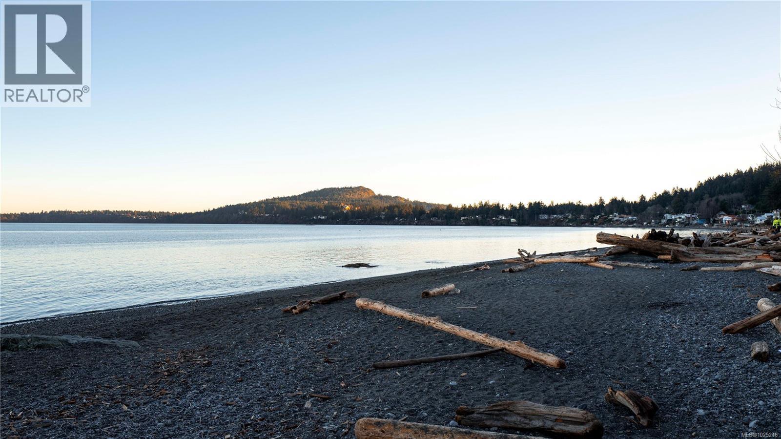  912 Walking Stick Lane, Saanich