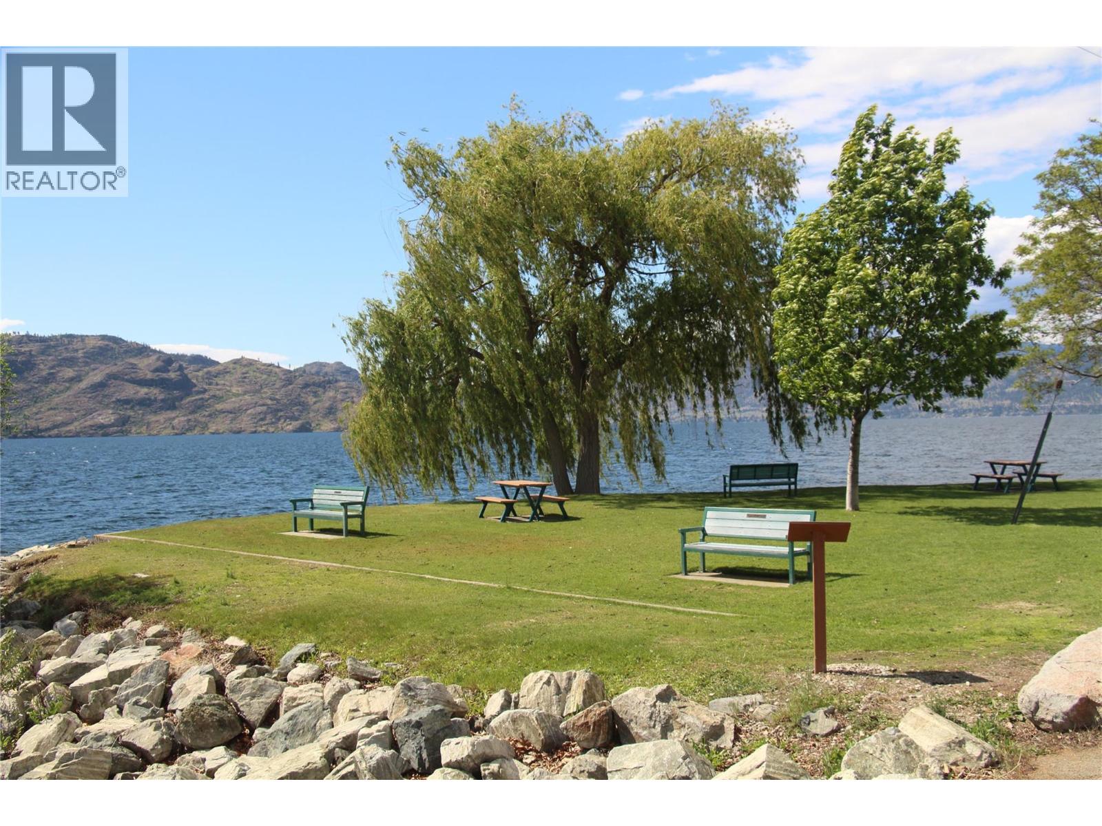 205 3996 Beach Avenue, Peachland