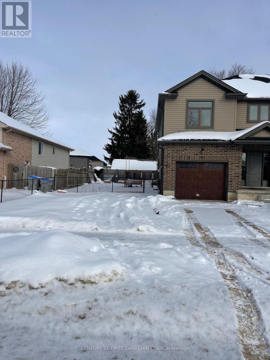 101 MIDDLESEX DRIVE - Photo 2 of 14, Strathroy-Caradoc (NE), Ontario