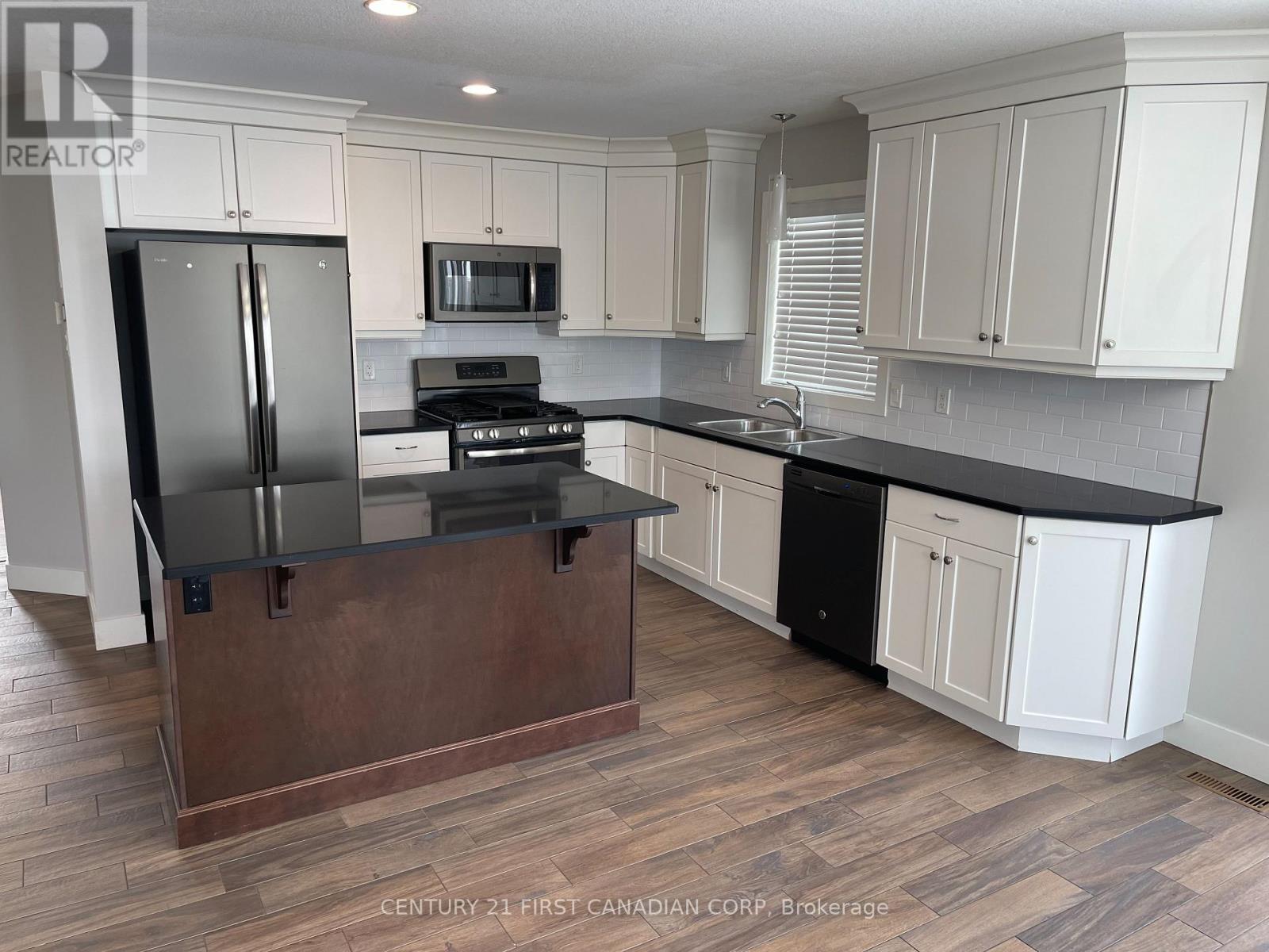 101 MIDDLESEX DRIVE - Photo 4 of 14, Strathroy-Caradoc (NE), Ontario