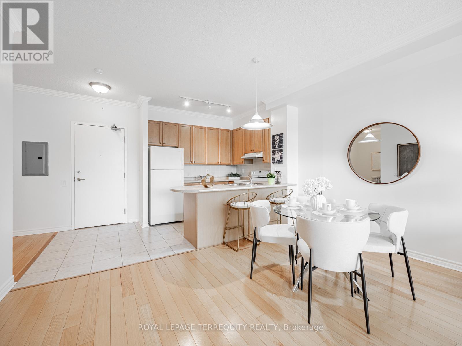 #215 11121 YONGE STREET - 12