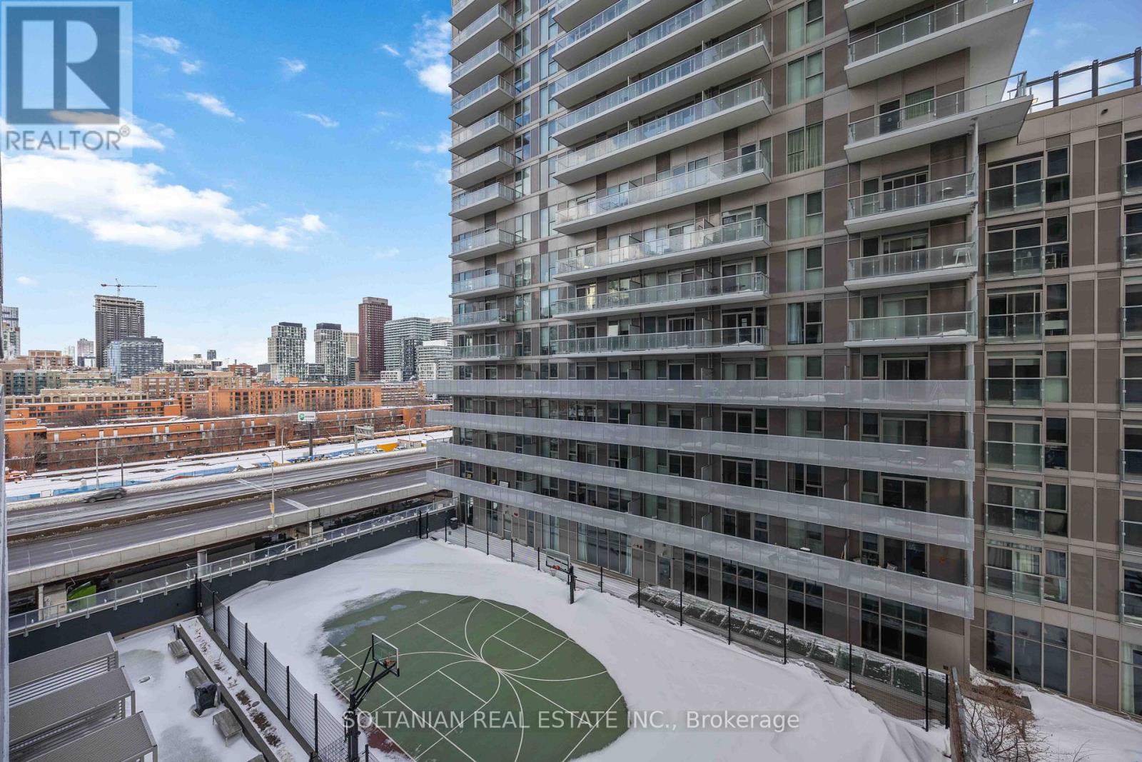 #719 15 LOWER JARVIS STREET - 24