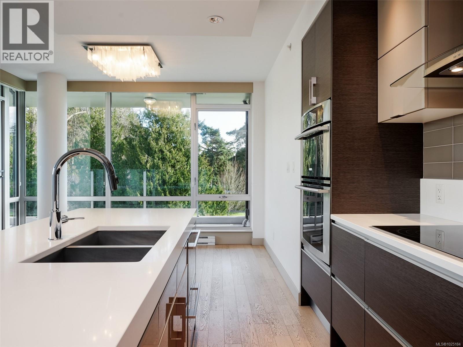 403 200 Douglas Street, Victoria