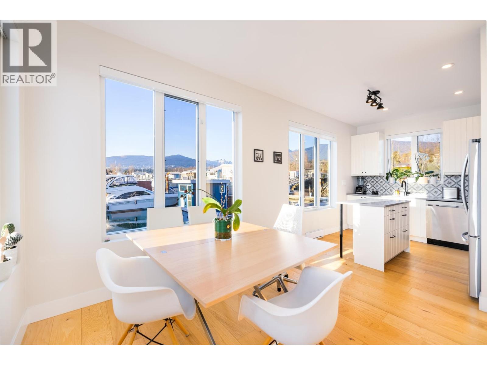 JNW04 415 ESPLANADE W, North Vancouver