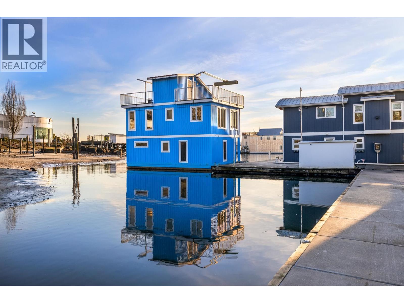 JNW04 415 ESPLANADE W, North Vancouver