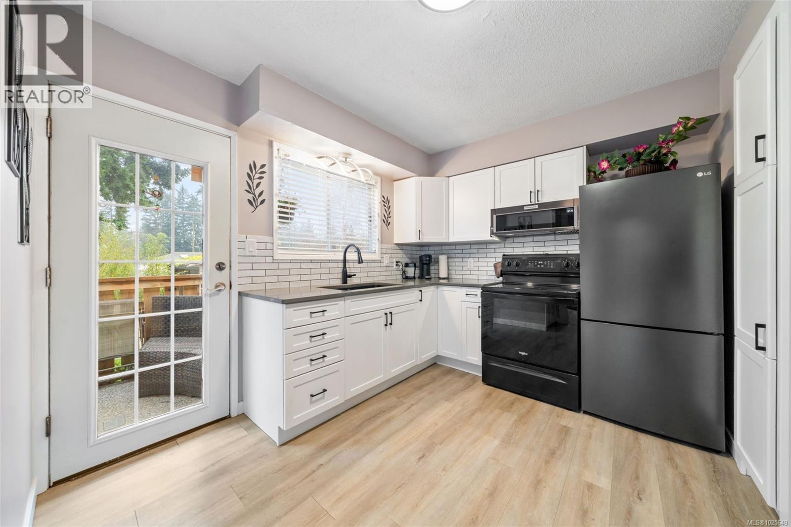 519 Pearkes Rd, Colwood