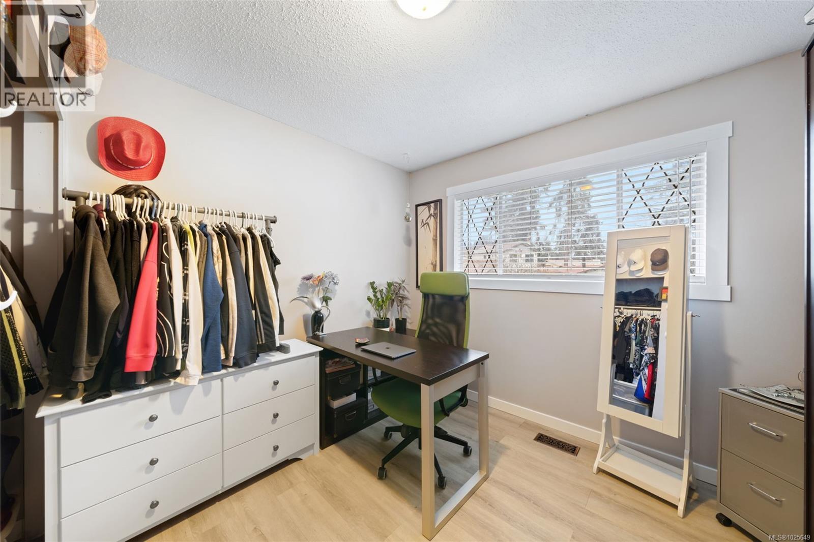 519 Pearkes Rd, Colwood