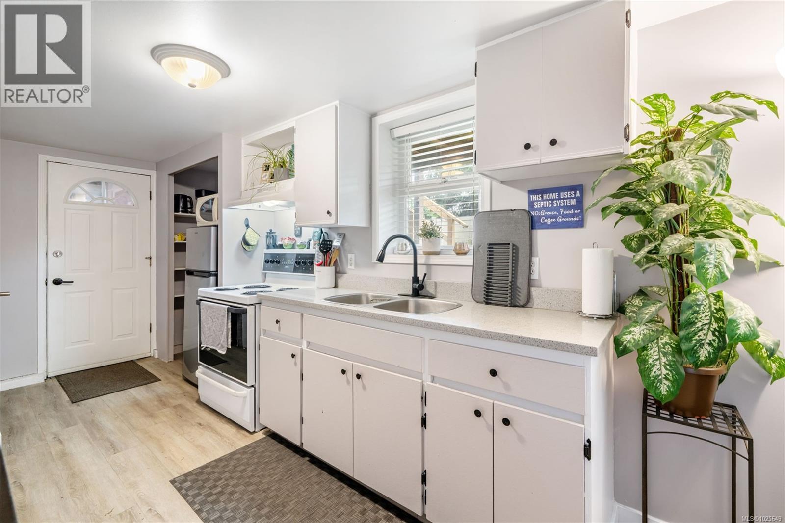 519 Pearkes Rd, Colwood