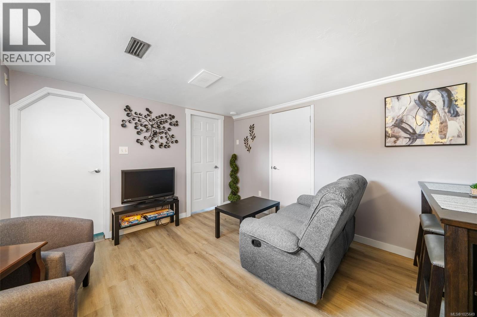 519 Pearkes Rd, Colwood