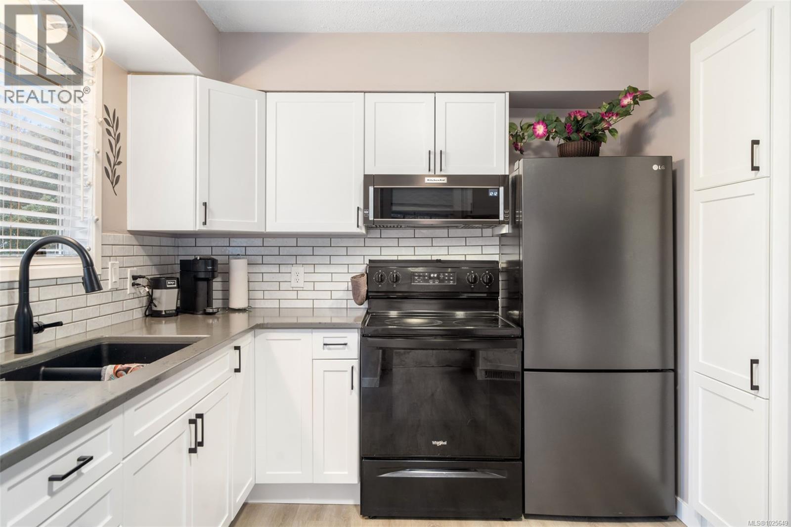 519 Pearkes Rd, Colwood