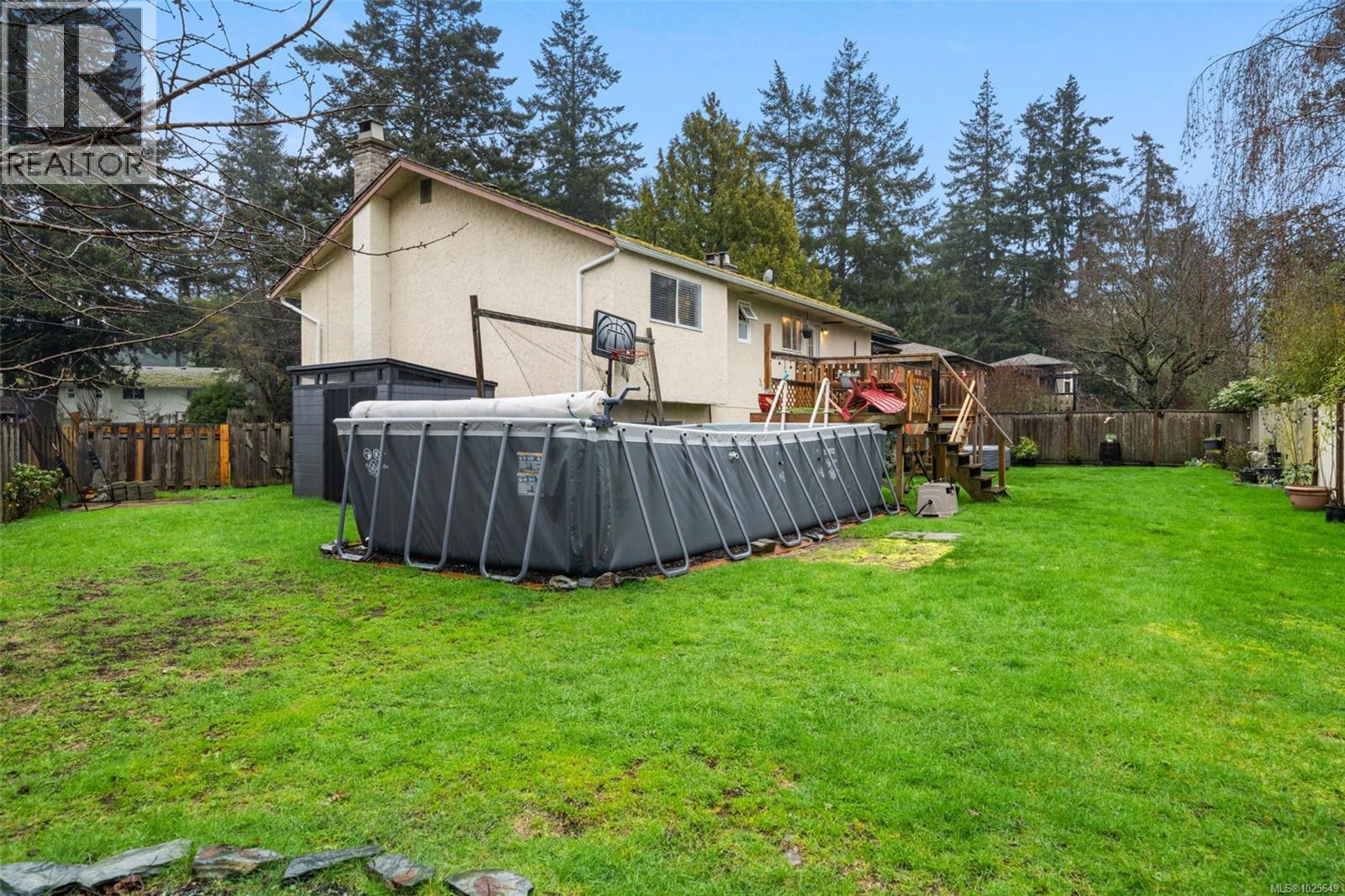 519 Pearkes Rd, Colwood