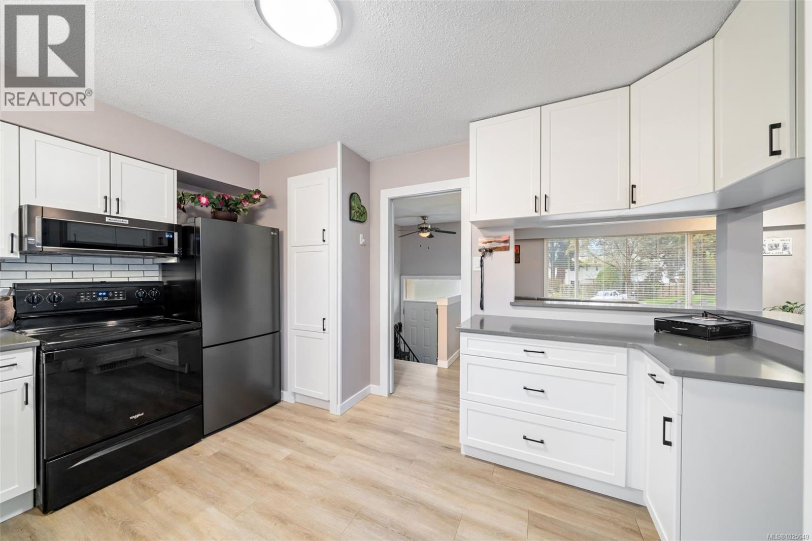 519 Pearkes Rd, Colwood