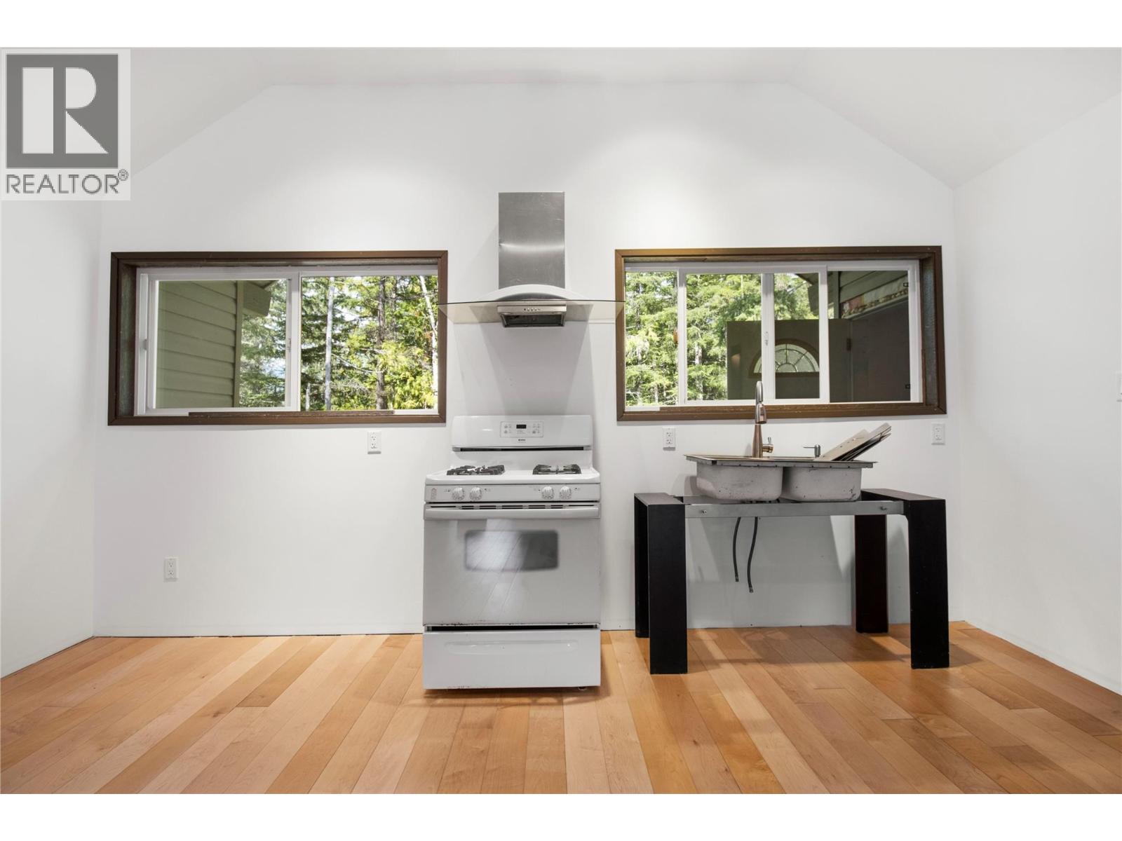 1446 Nittel Road, Seymour Arm