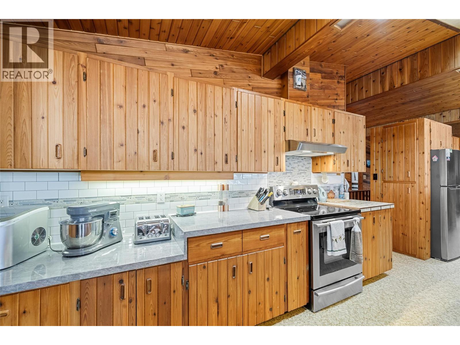 5305 Meadow Creek Crescent, Celista