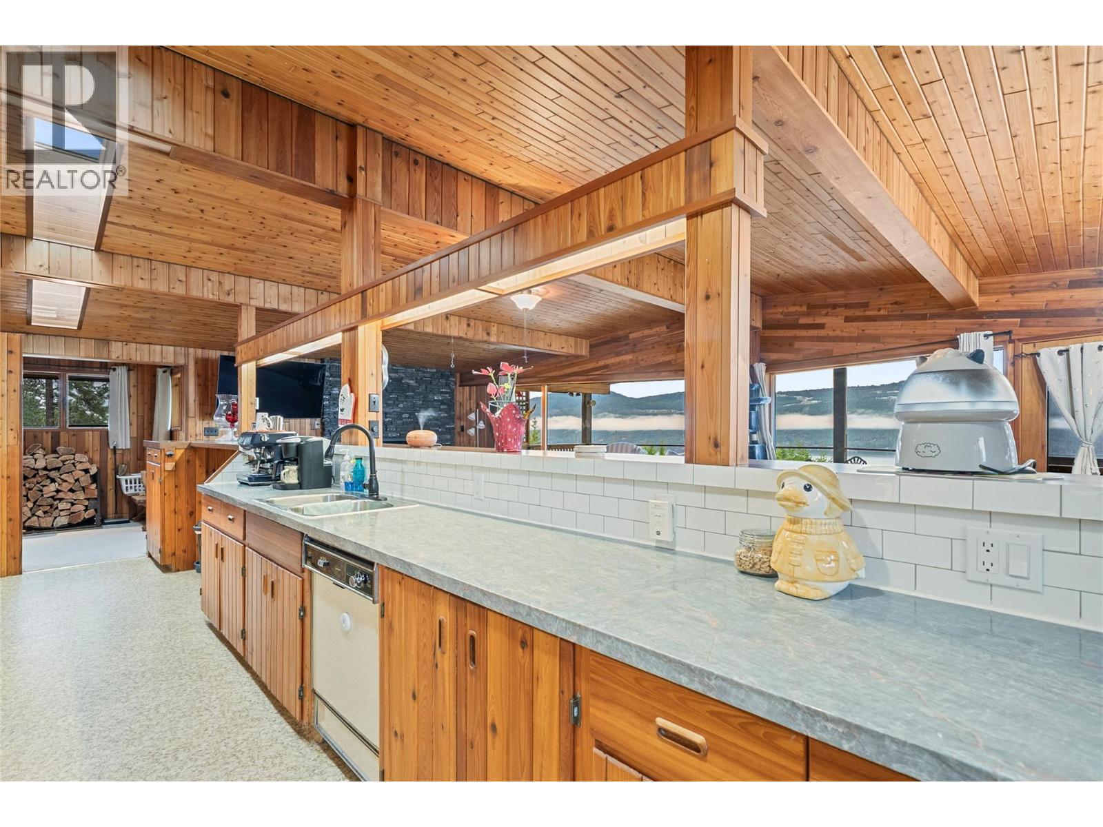 5305 Meadow Creek Crescent, Celista