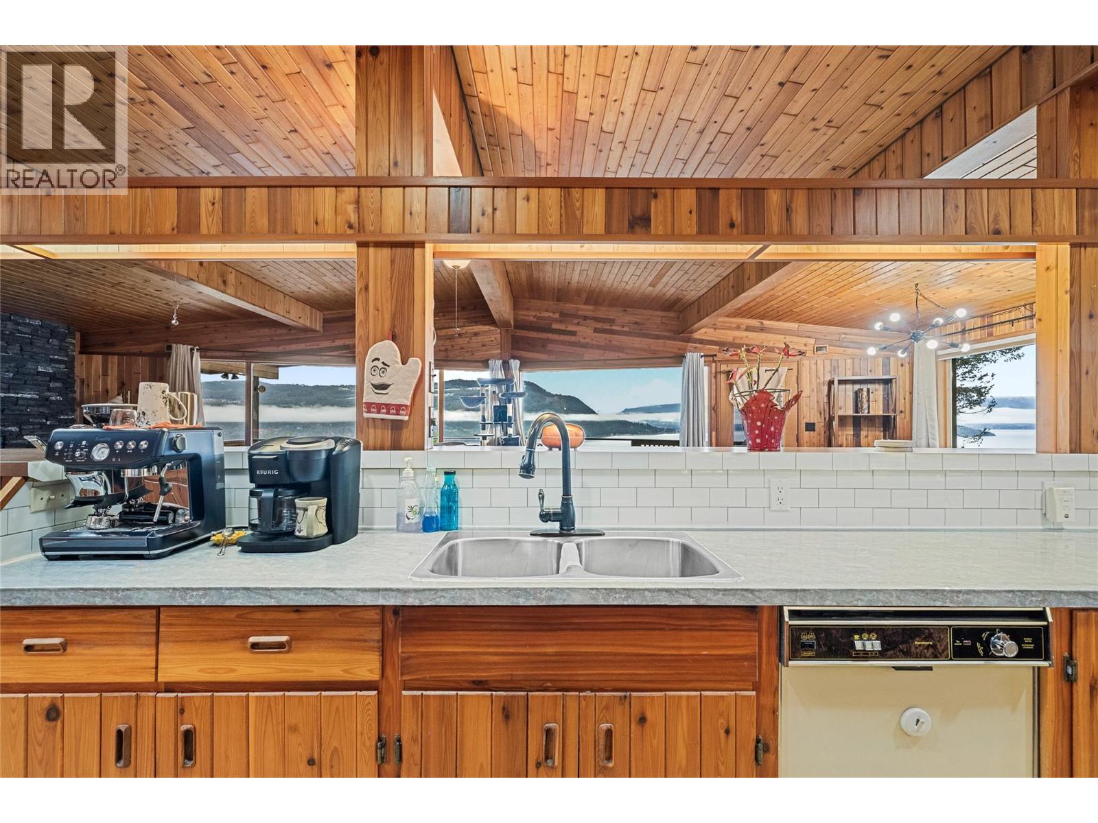 5305 Meadow Creek Crescent, Celista