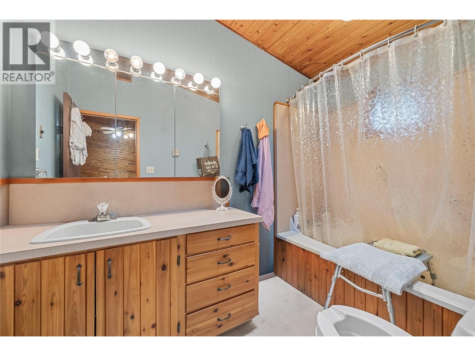 5305 Meadow Creek Crescent, Celista