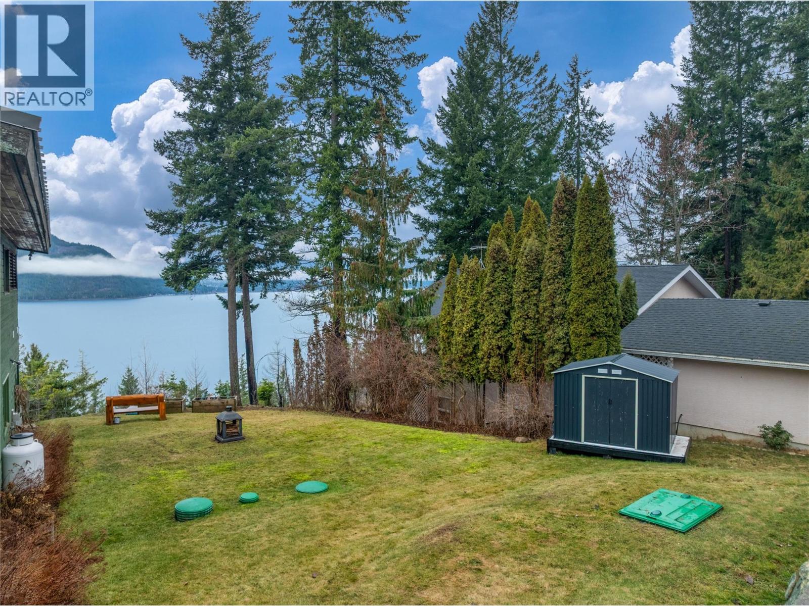 5305 Meadow Creek Crescent, Celista