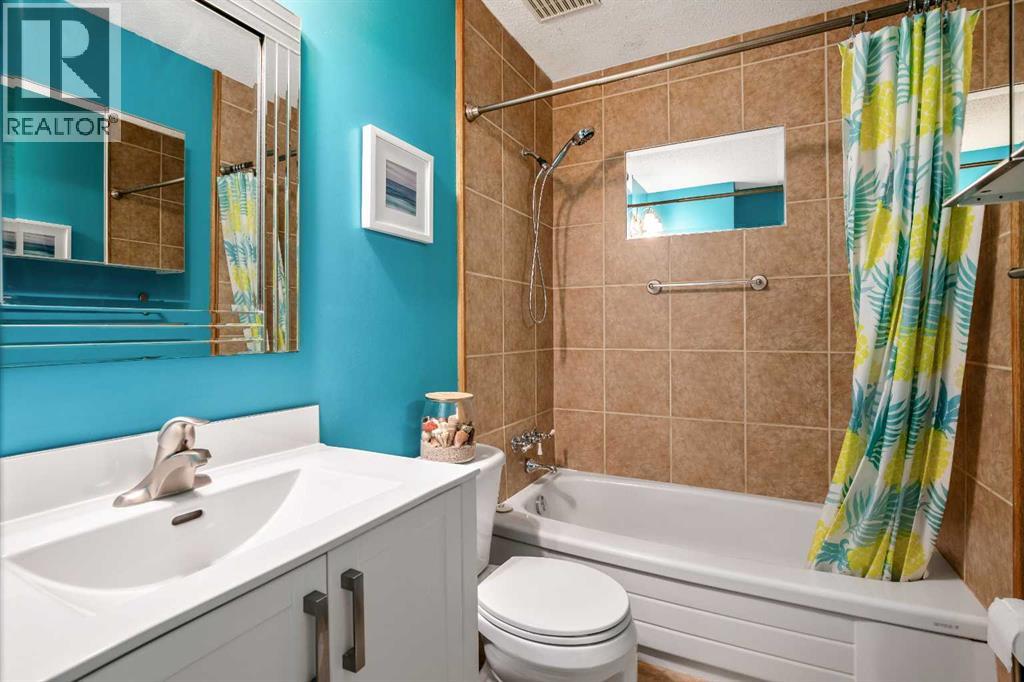 Single Family House for Sale in    Avenue NW Huntington Hills Calgary 