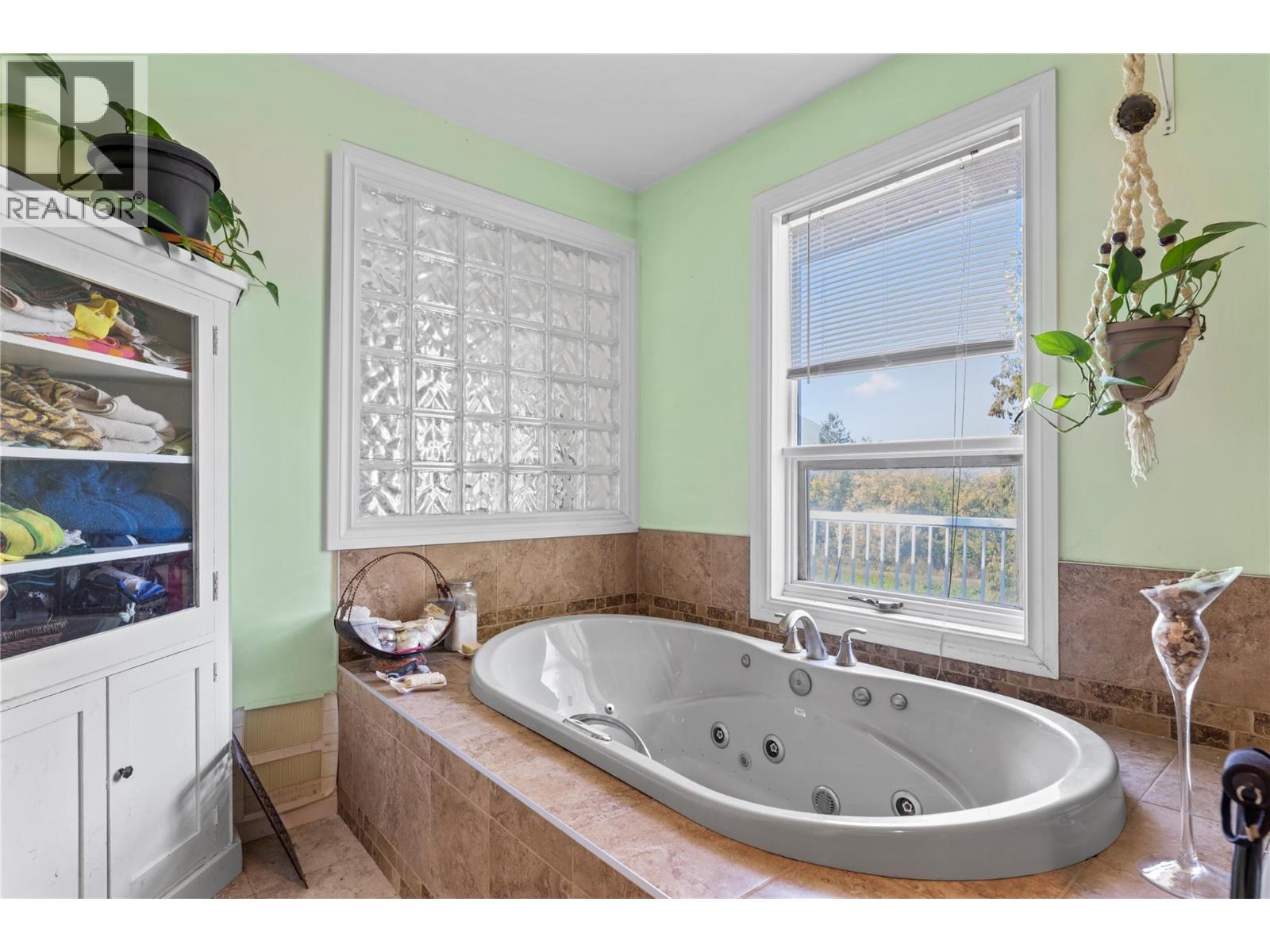 1121 Shuswap Street SW - 52
