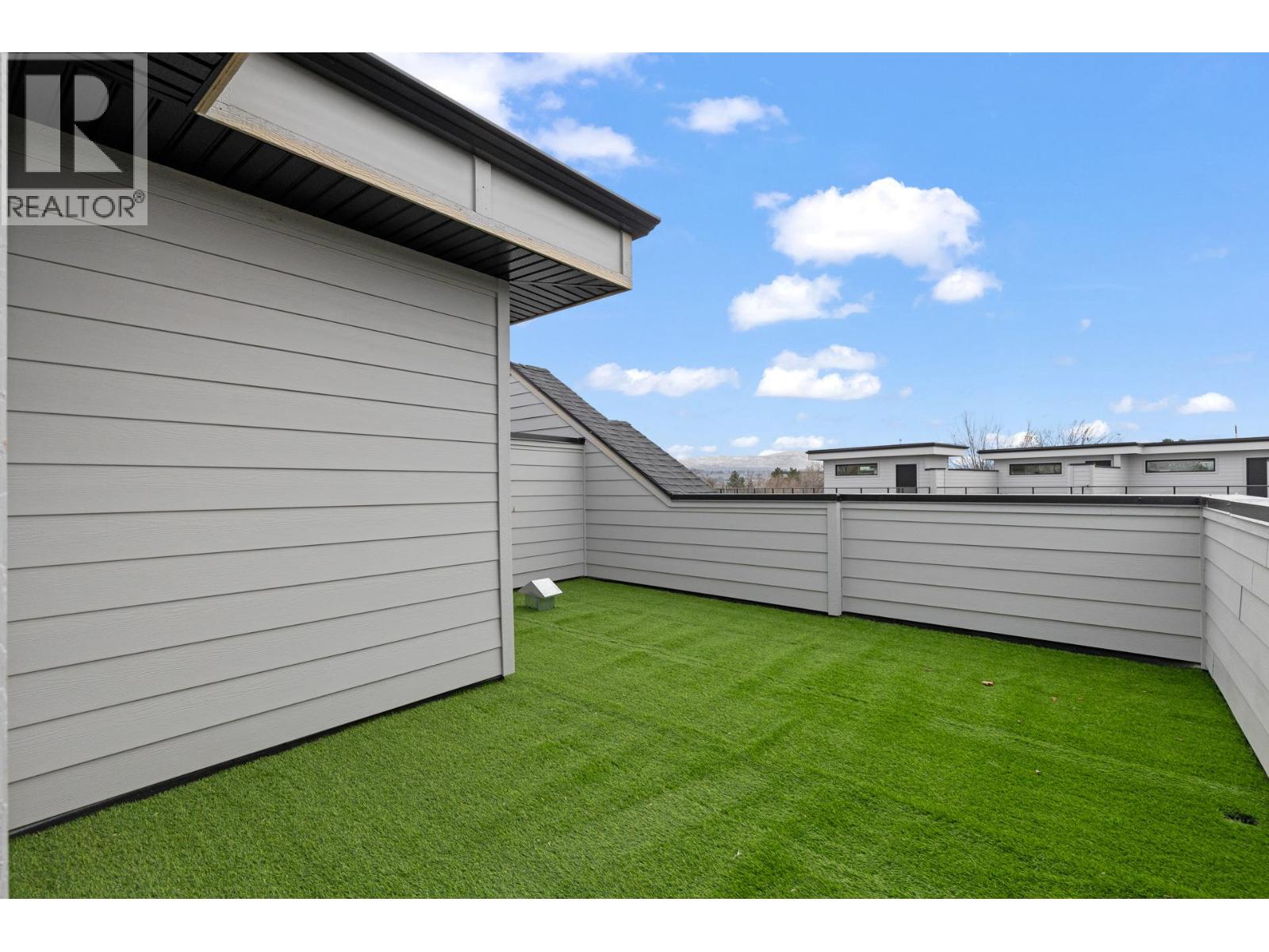 #2 781 Raymer Avenue - 25