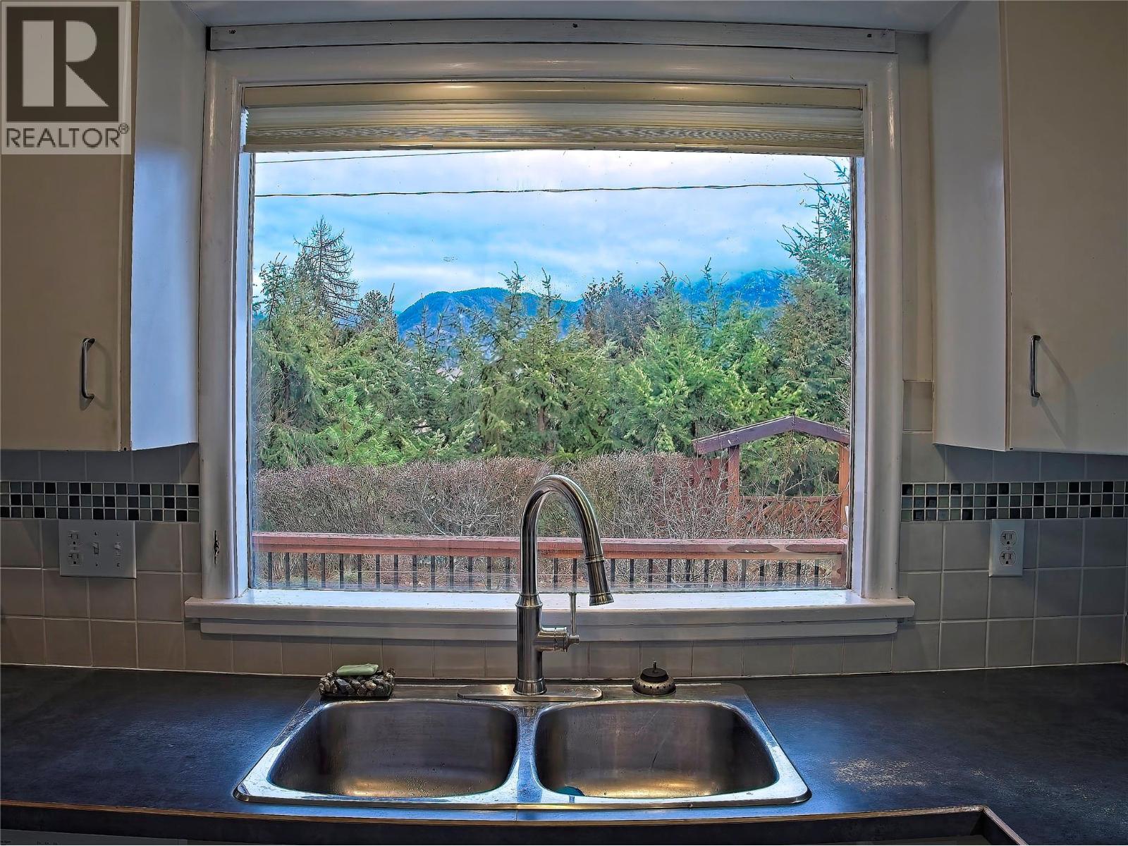 614 10th Avenue, Castlegar