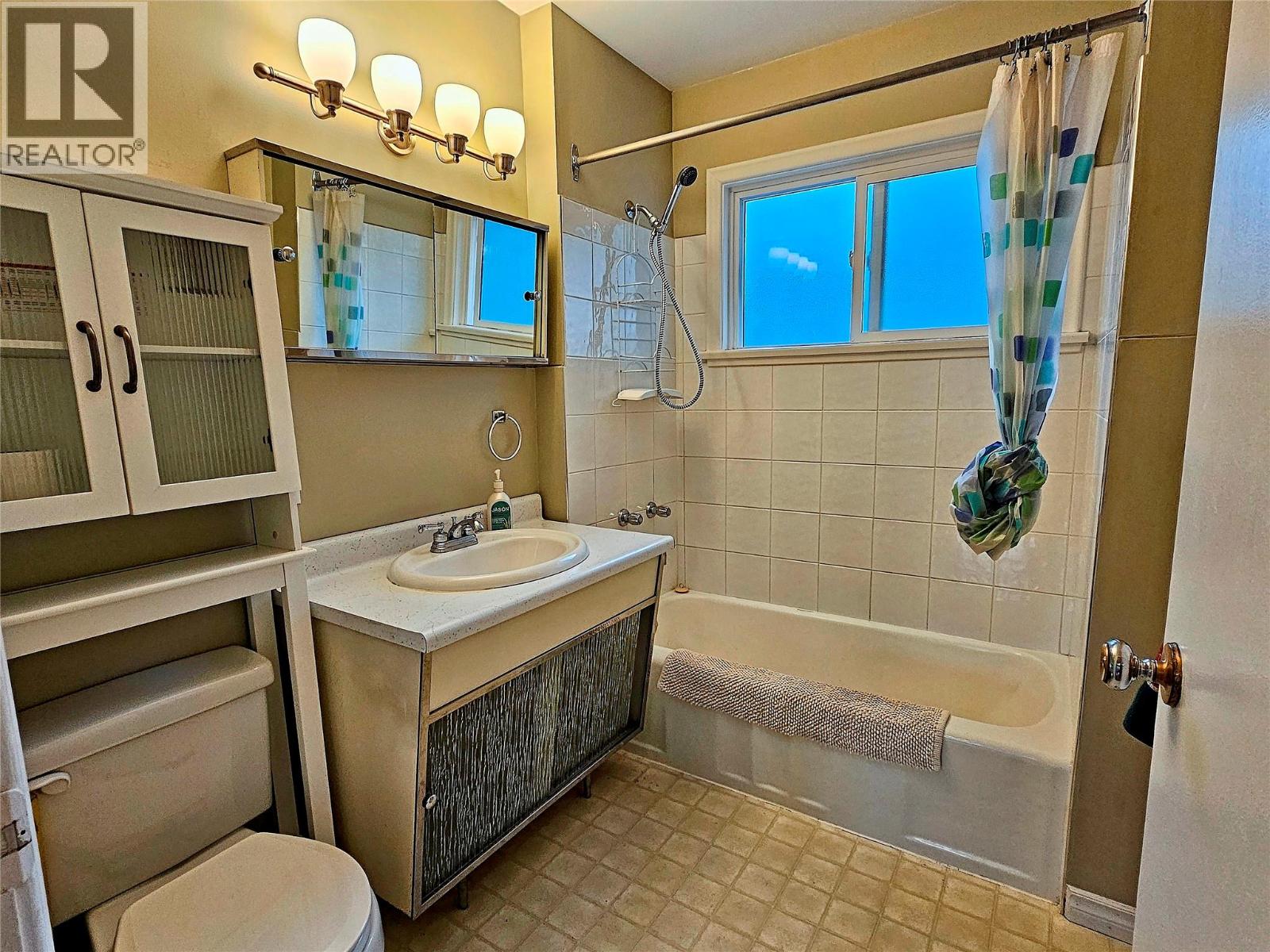 614 10th Avenue, Castlegar