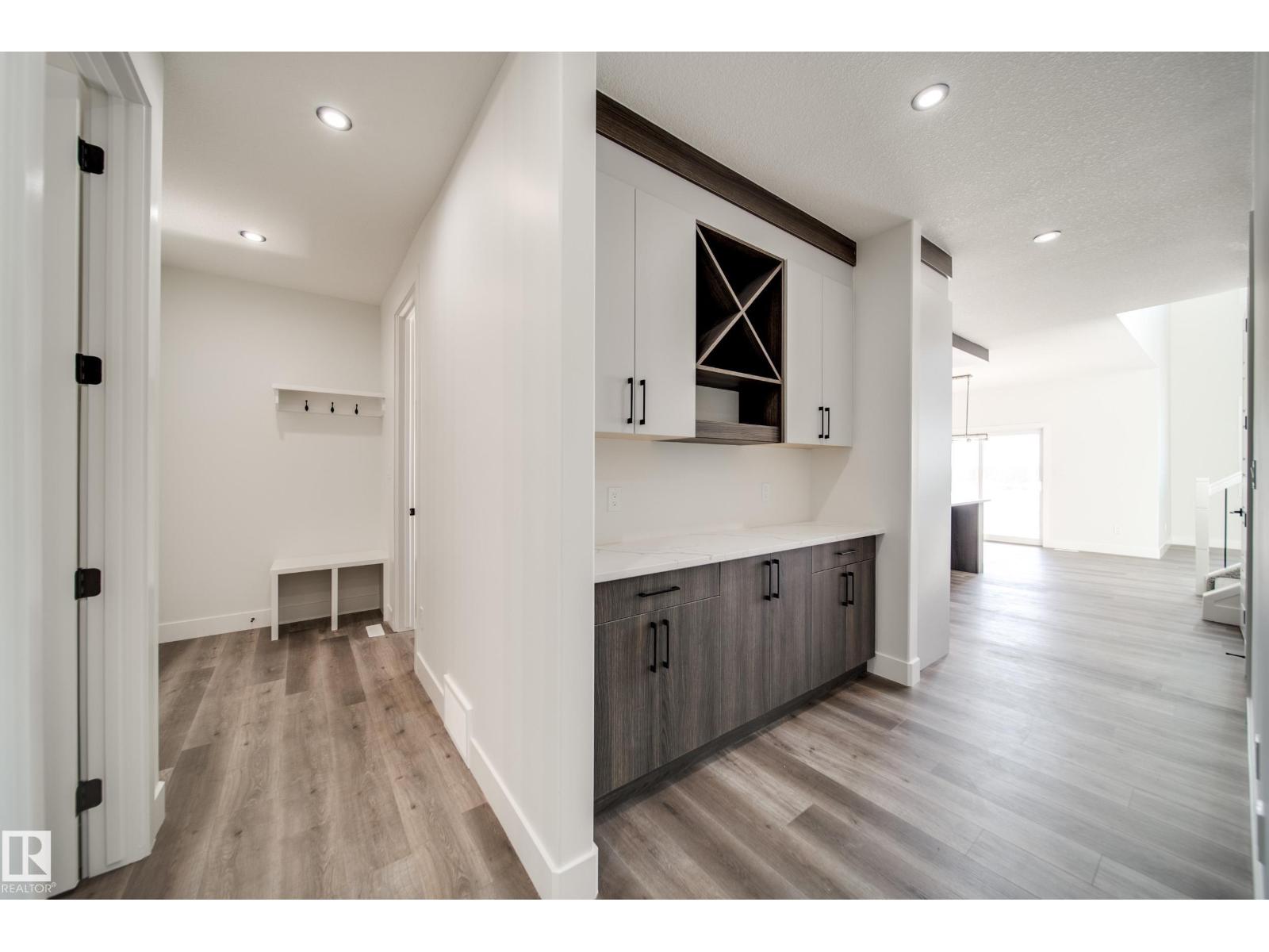 7023 177 AV NW - Photo 4 of 35, Edmonton, Alberta