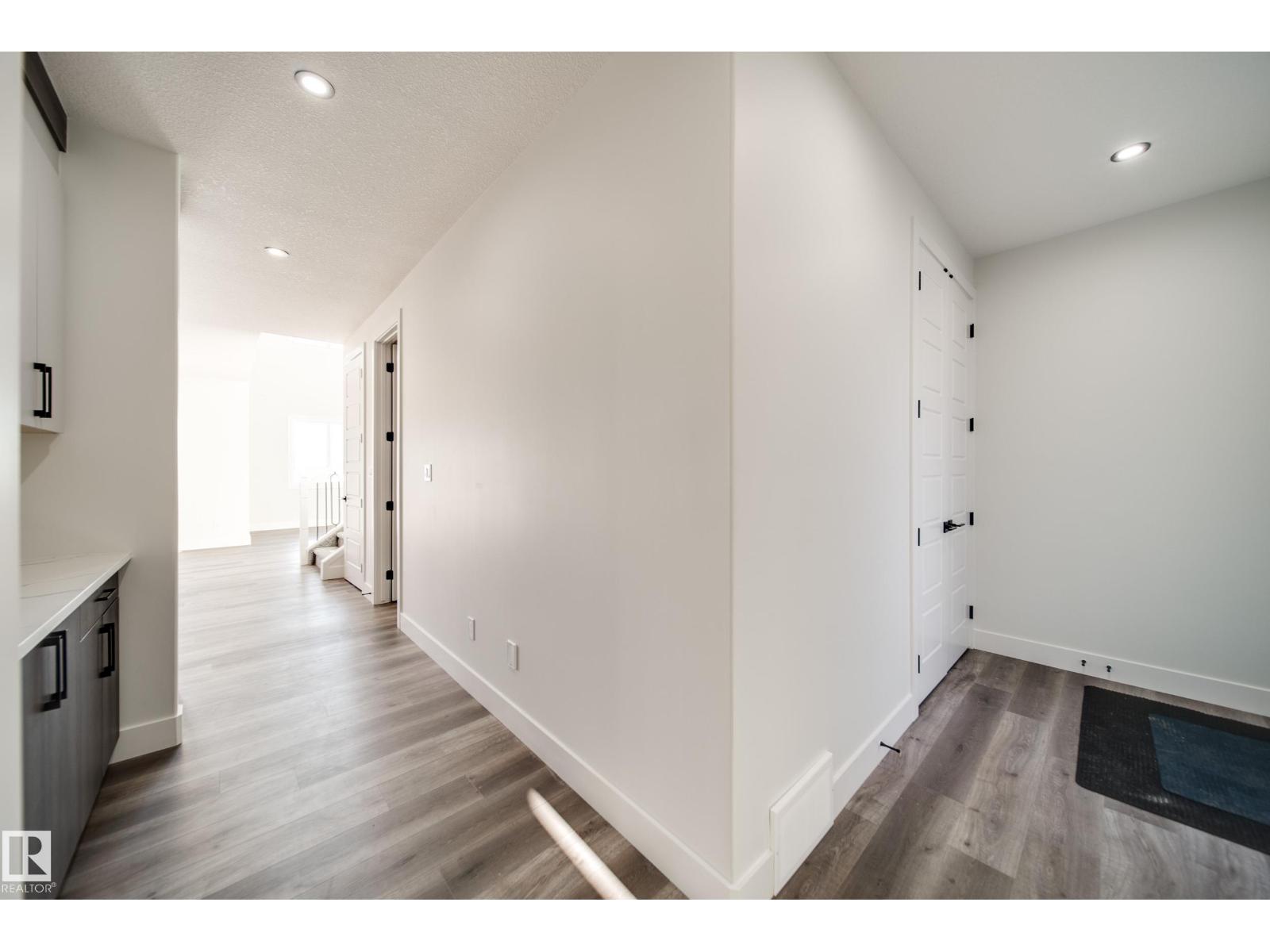 7023 177 AV NW - Photo 5 of 35, Edmonton, Alberta