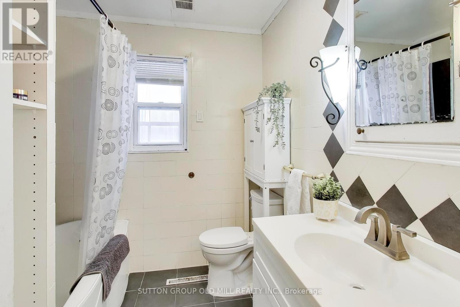 Single Family House Bungalow for Sale in  MYSTIC AVENUE Toronto (Oakridge) 