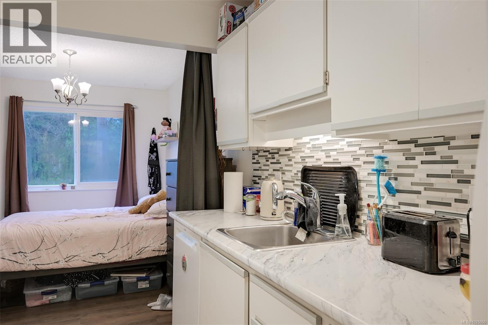 #203 625 ADMIRALS RD - 10