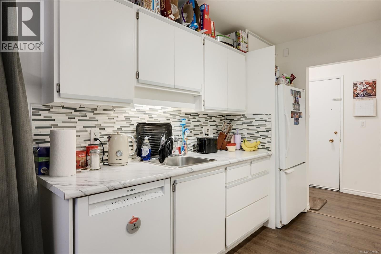 #203 625 Admirals Rd - 11